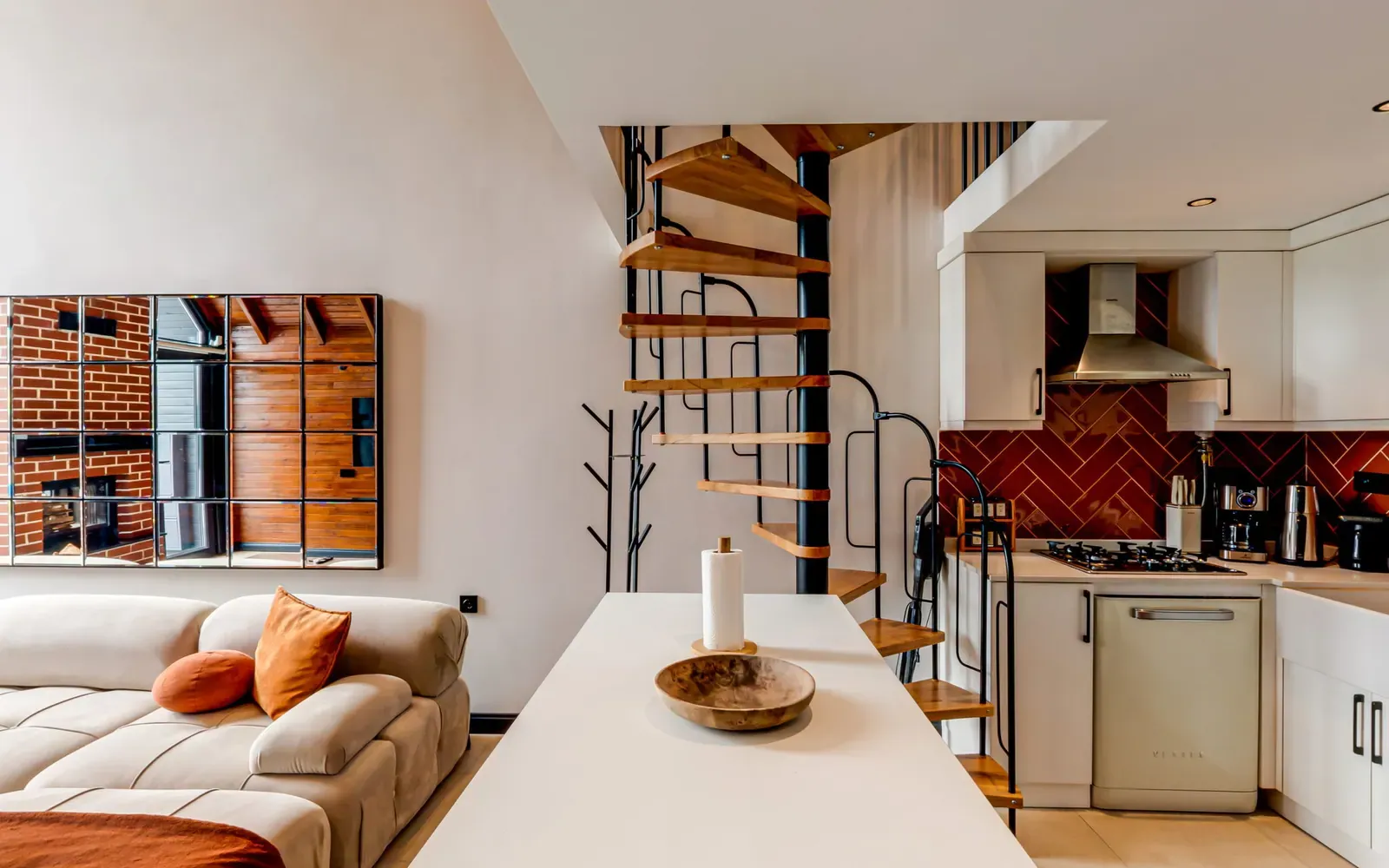Salon ve mutfak adası bütün görünümü