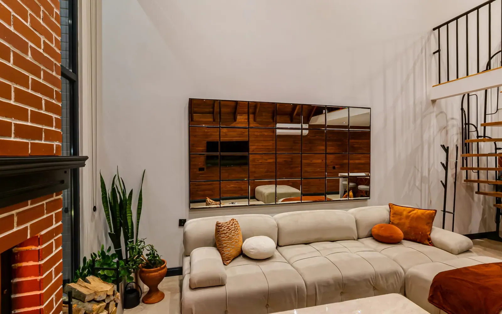 Tuğla duvarlı salon ve oturma grubu