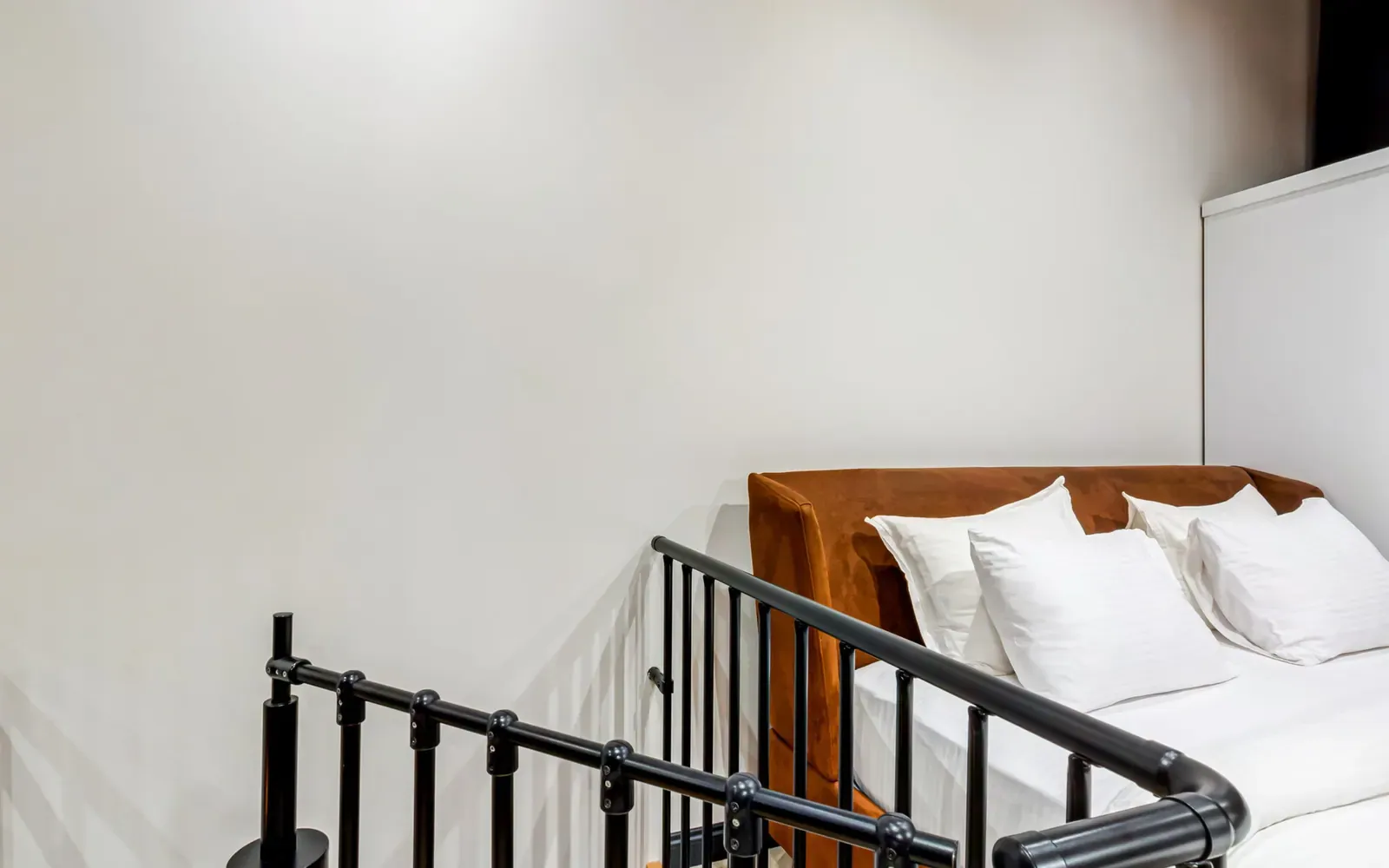 Ahşap tavanlı loft yatak katı