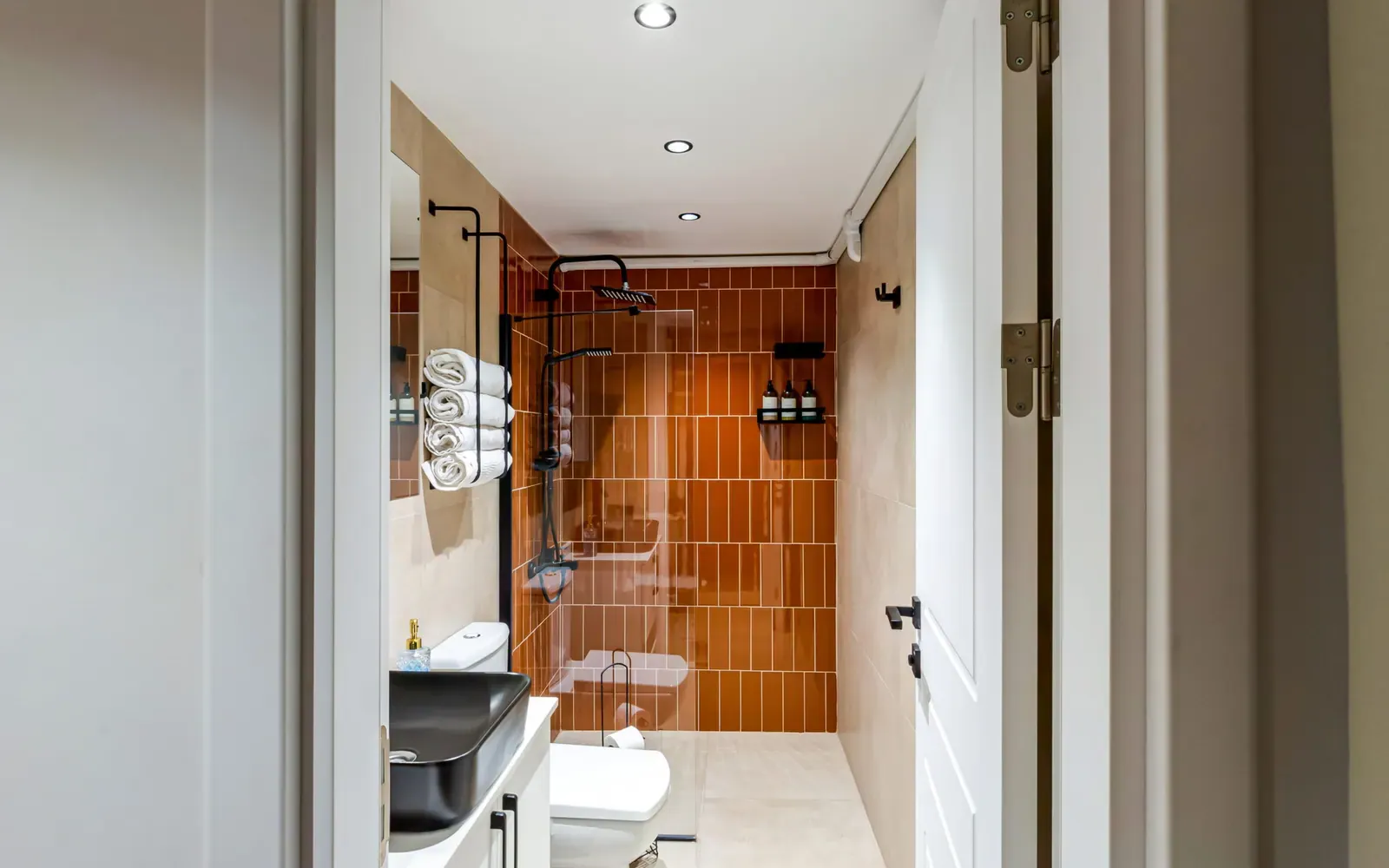 Terrakota karo kaplı banyo