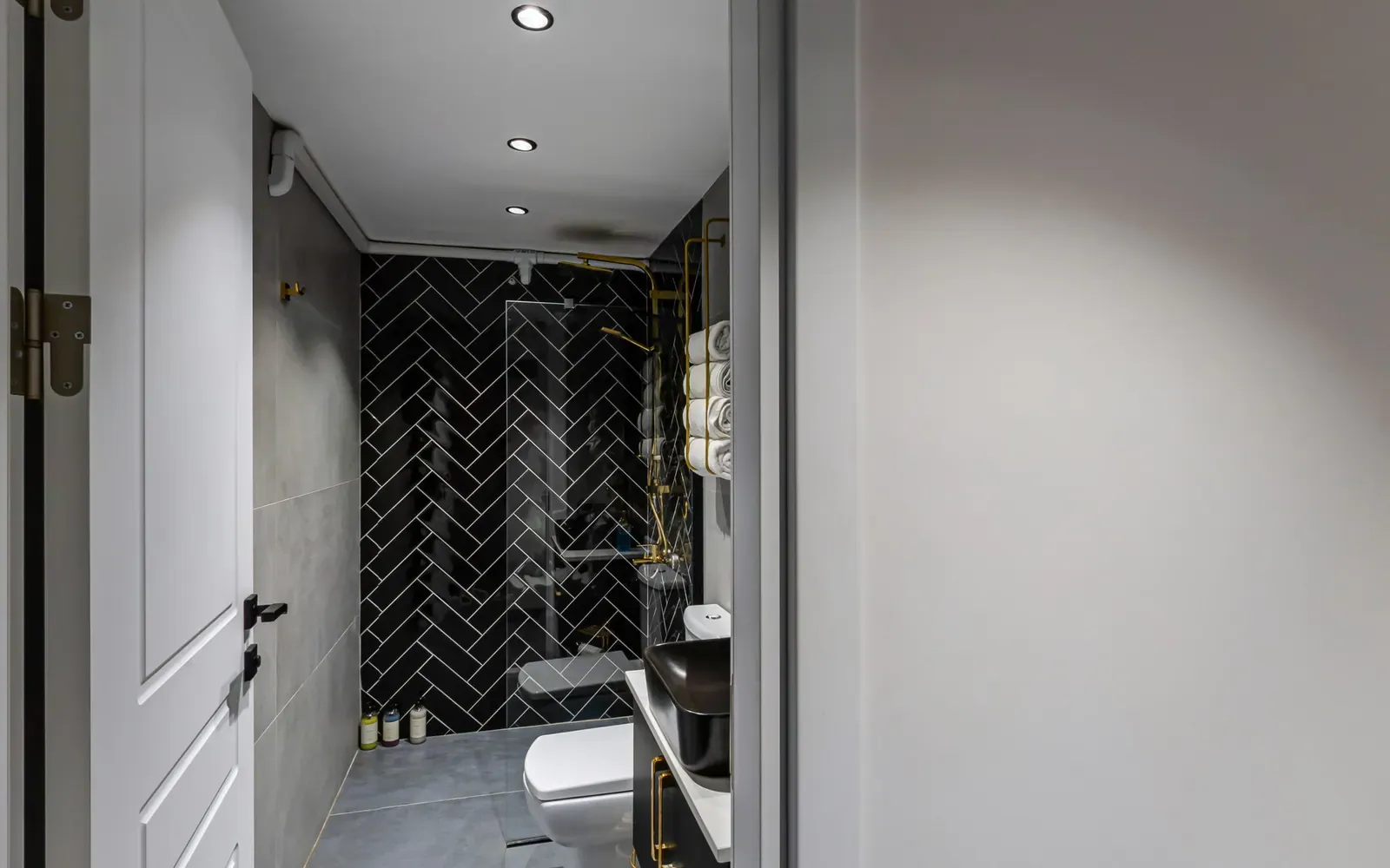 Balıksırtı karo kaplı banyo
