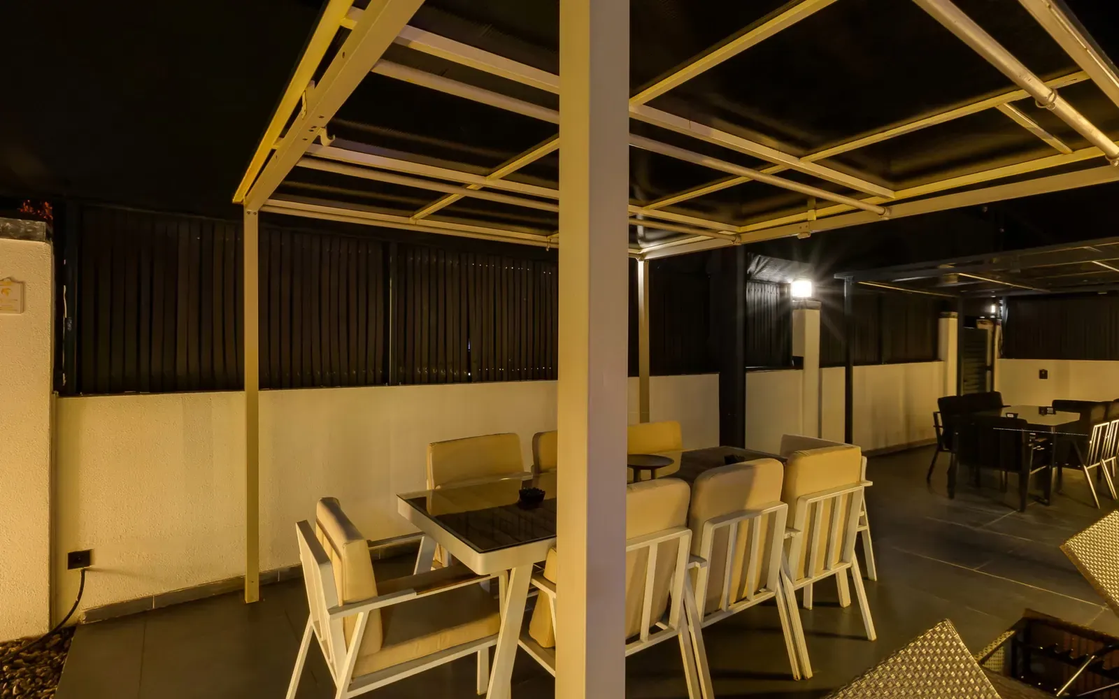 Gece pergola ve yemek alanı