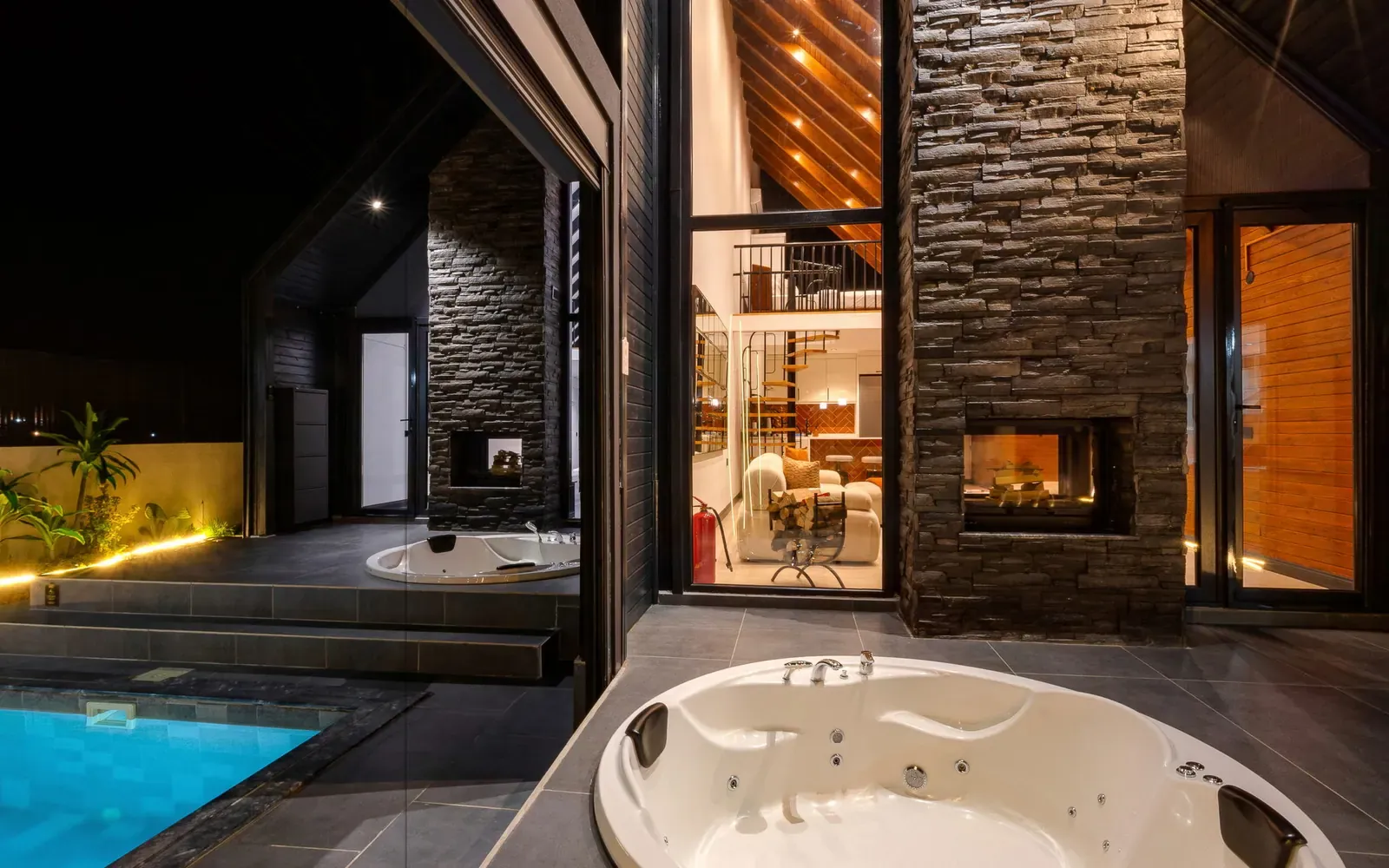 Gece aydınlatmasıyla havuz ve villa