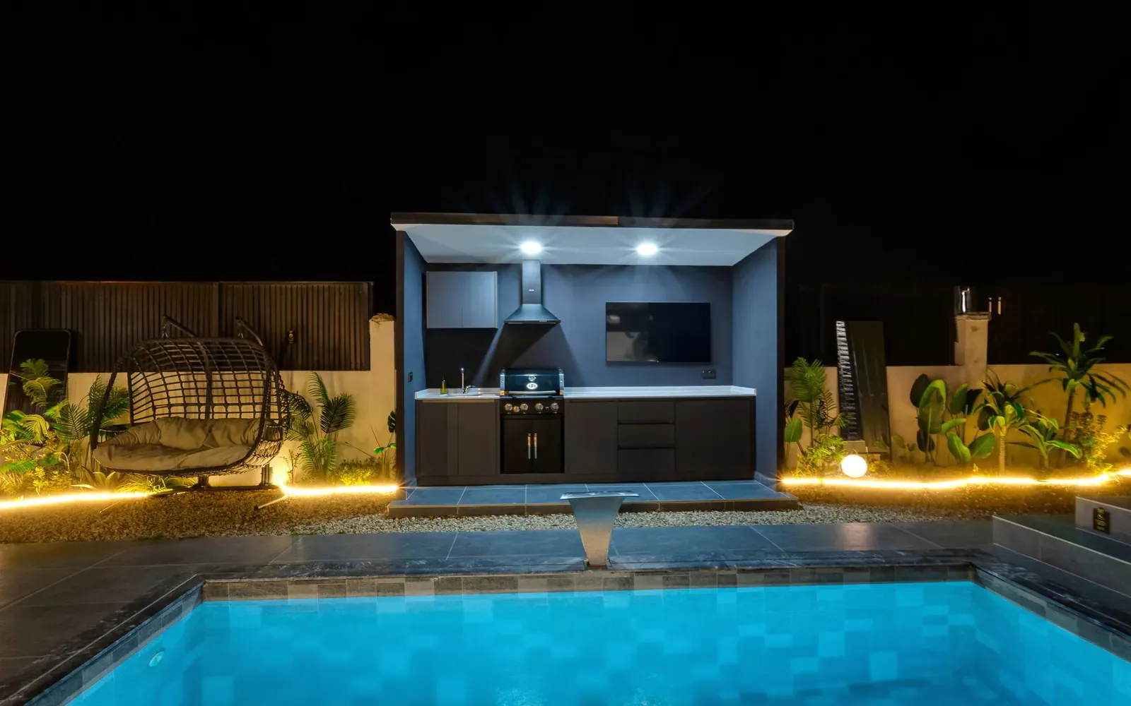Gece aydınlatmalı özel havuz
