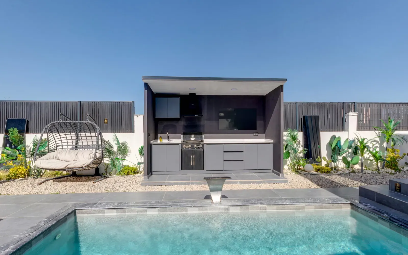 Samsun Atakum'da özel havuzlu bungalov tipi villa ve bahçesi