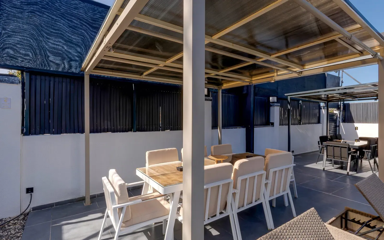 Pergola altında yemek masası