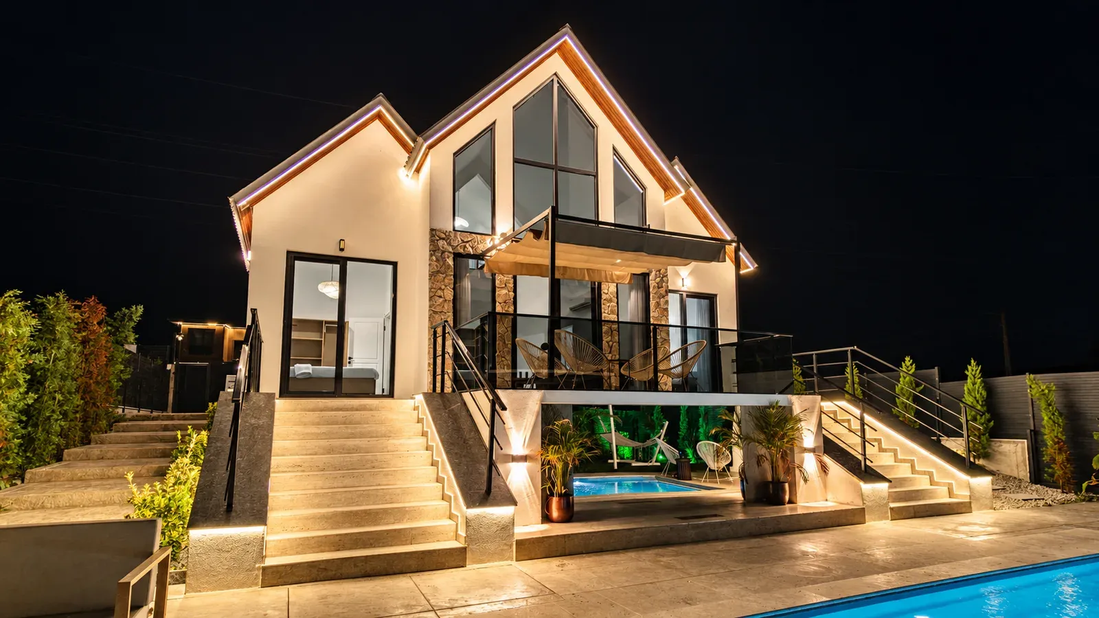 Sunshine Prime'ın gece aydınlatmalı cephesi ve iki özel havuzu