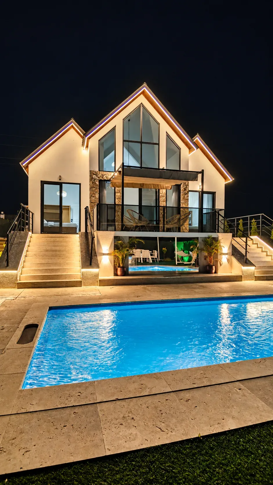 Sunshine Prime'ın taş detaylı cephesi ve aydınlatmalı merdivenleri