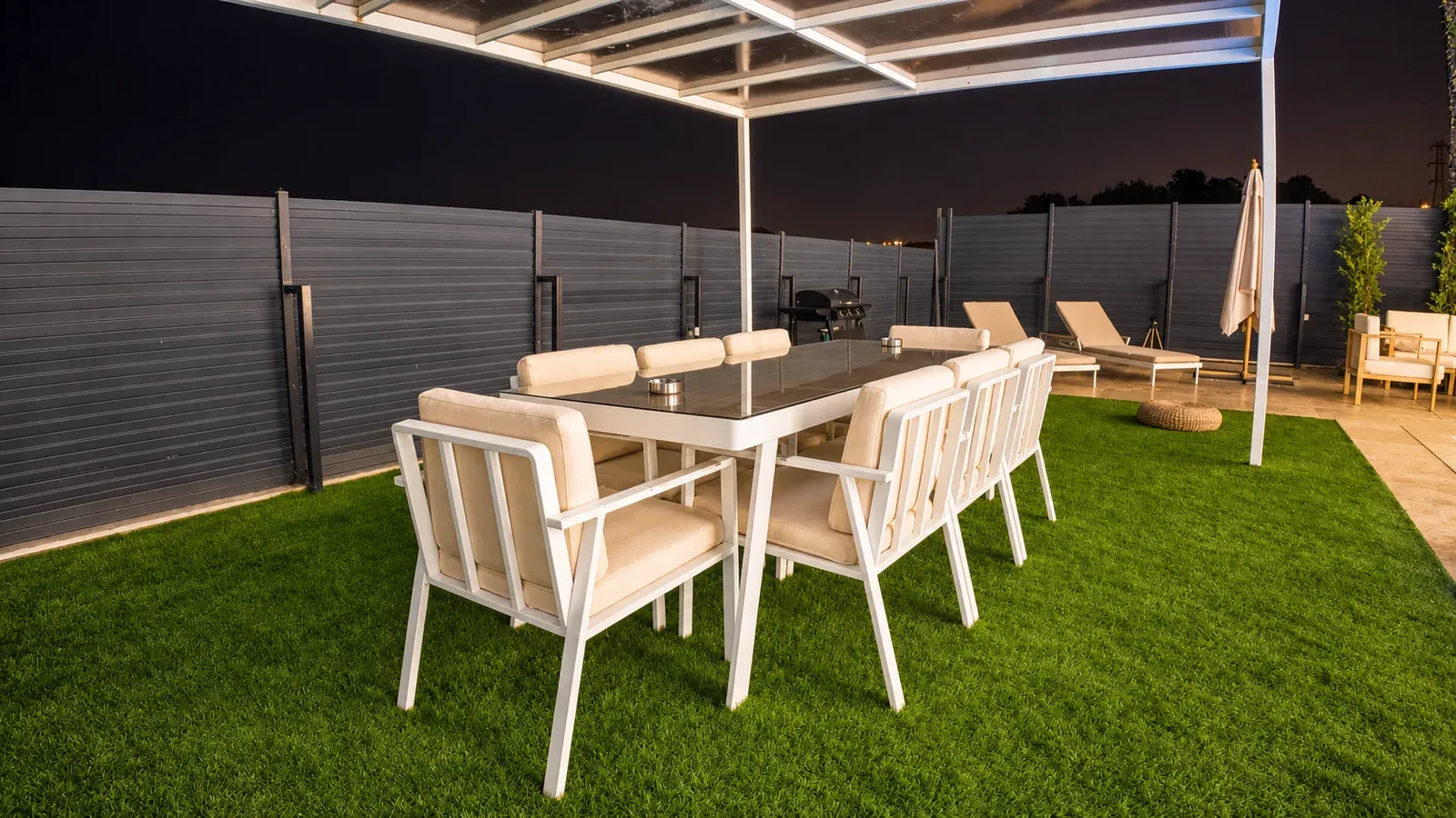 Pergola altında 8 kişilik yemek alanı