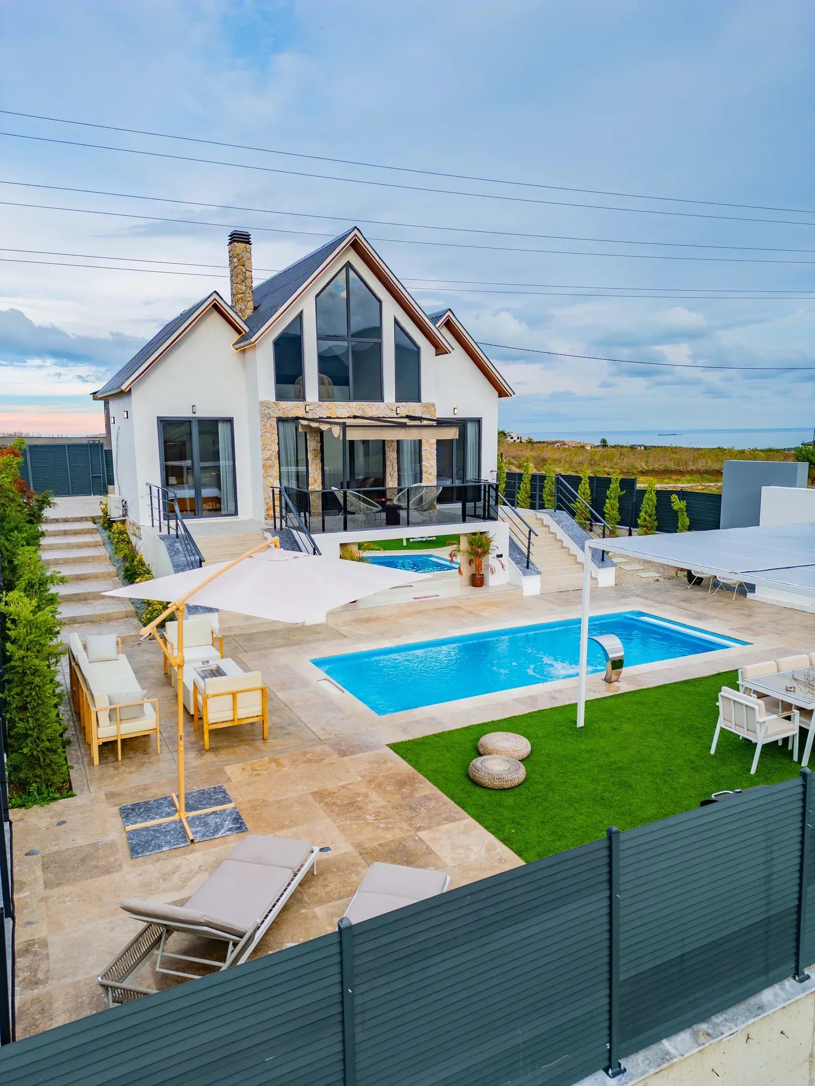 Sunshine Prime Villa'nın gündüz havadan görünümü — havuz, bahçe ve ufka uzanan manzara