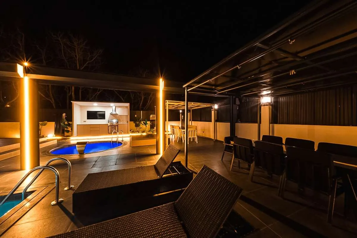 Gece pergola altında yemek masası ve oturma grubu