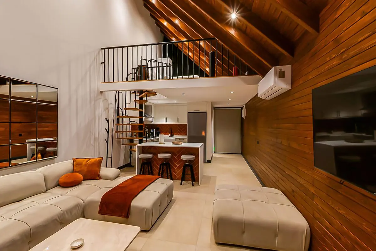 Ahşap tavanlı çift katlı salon ve üst kat galerisi