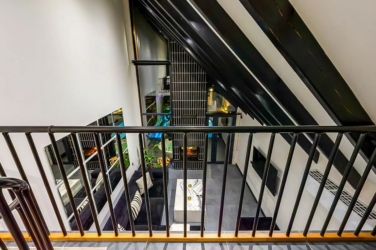 Çift katlı iç mekânda loft katı ve metal korkuluklu merdiven