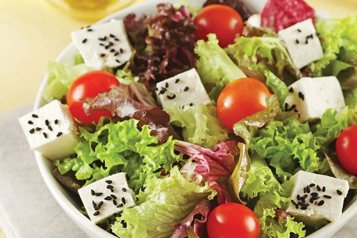 Ezine Peyniri ve Cevizli Kaşık Salata